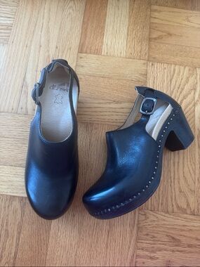 Dansko Sassy Black Leather Clogs Womens 37 6.5 7 Cut Out Heel Comfort Buckle